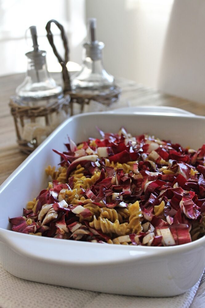 Pasta integrale al forno con crema di brie e parmigiano allo zafferano e radicchio
