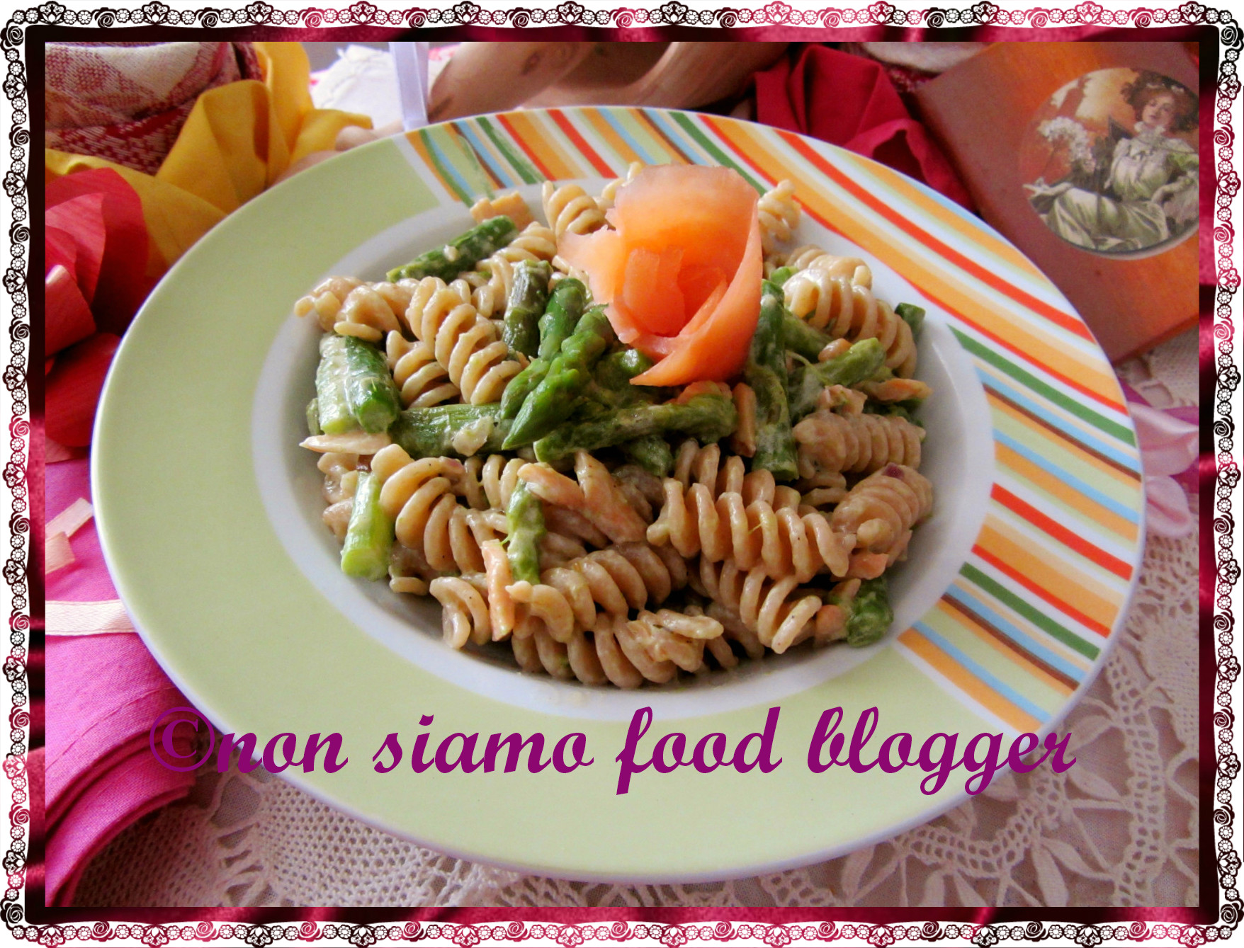 Pasta integrale con asparagi, salmone affumicato e robiola