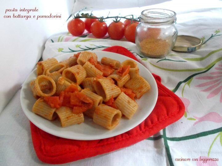 Pasta integrale con bottarga e pomodorini