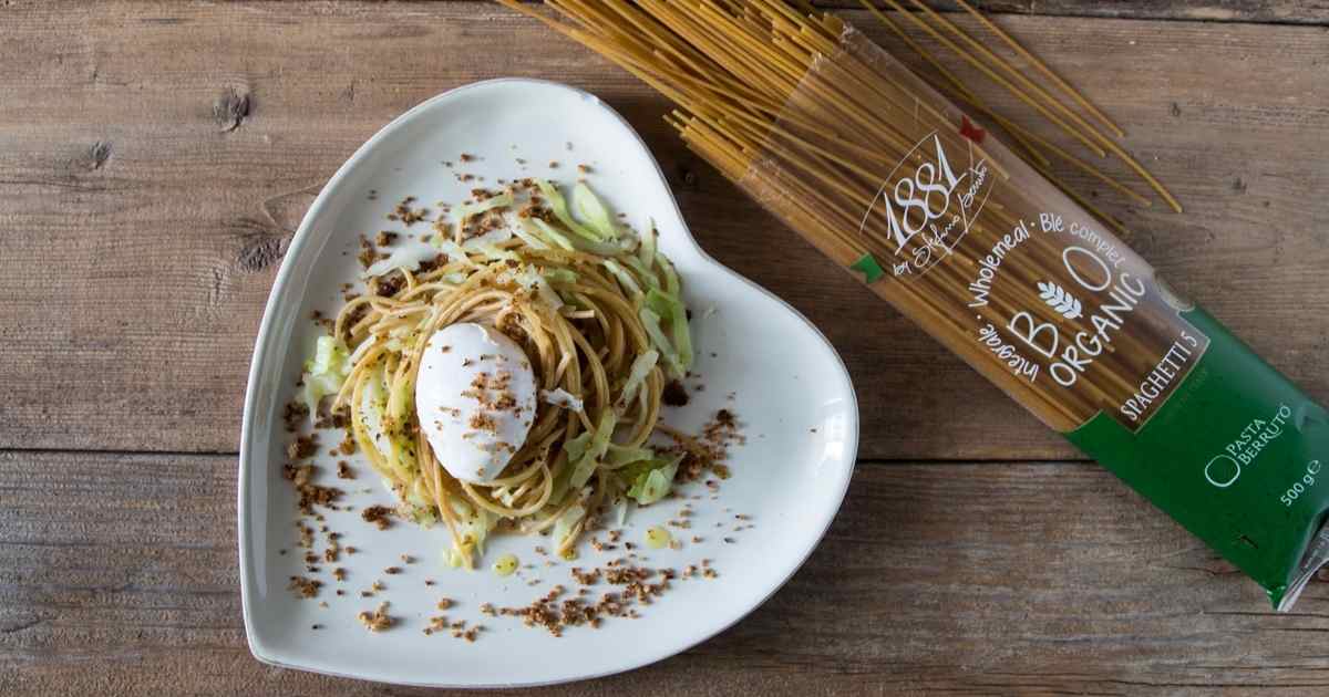 Pasta integrale con cavolo cappuccio e uovo in camicia