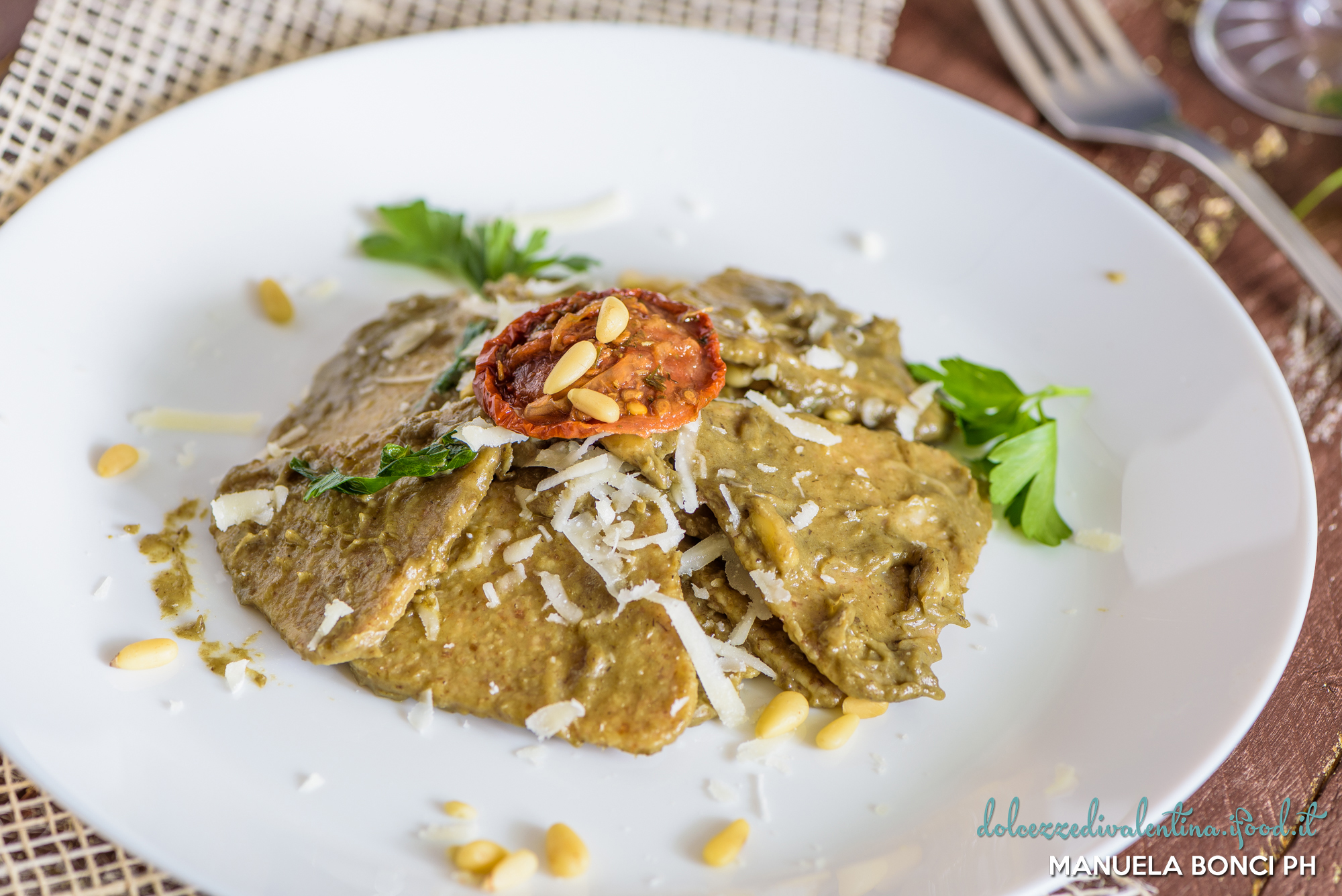 Pasta integrale con crema di carciofi, pinoli e grana