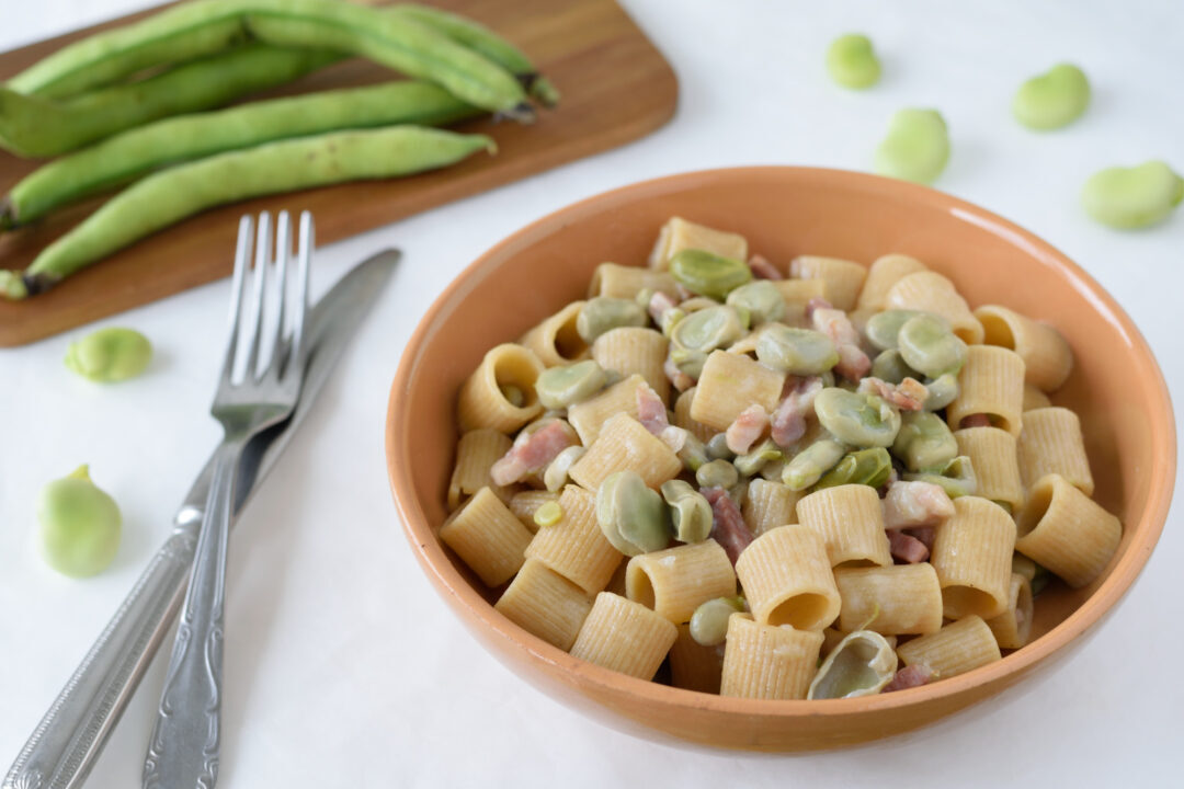 Pasta integrale con fave e pancetta