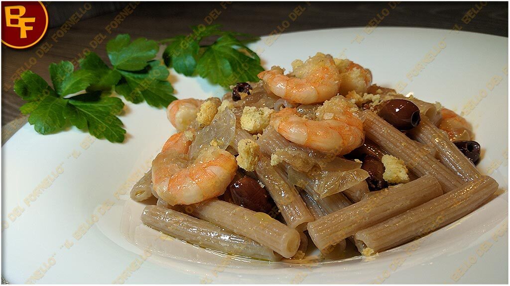 Pasta integrale con gamberi olive e cipolla al vino rosso