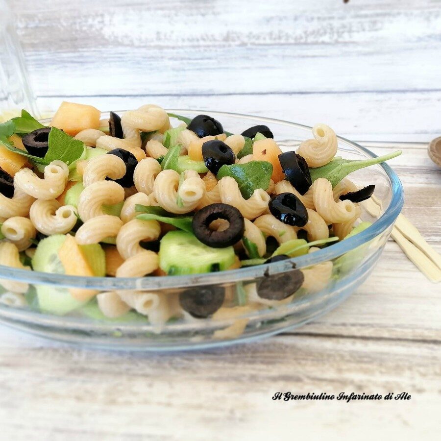 Pasta integrale con melone cetrioli e olive nere