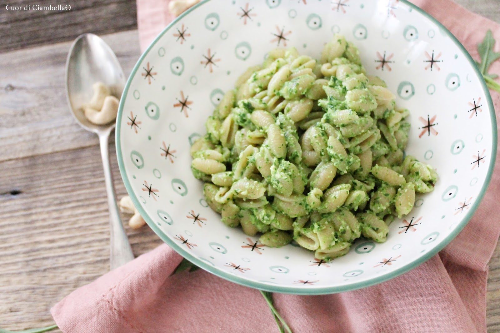 Pasta integrale con pesto di rucola e anacardi