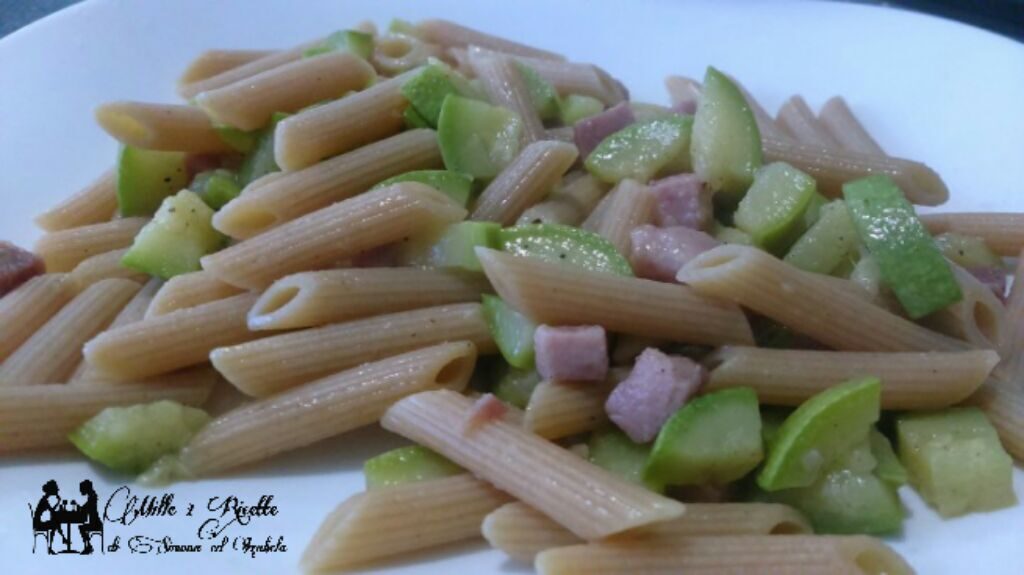 Pasta integrale con zucchine e dadi di cotto (Light)