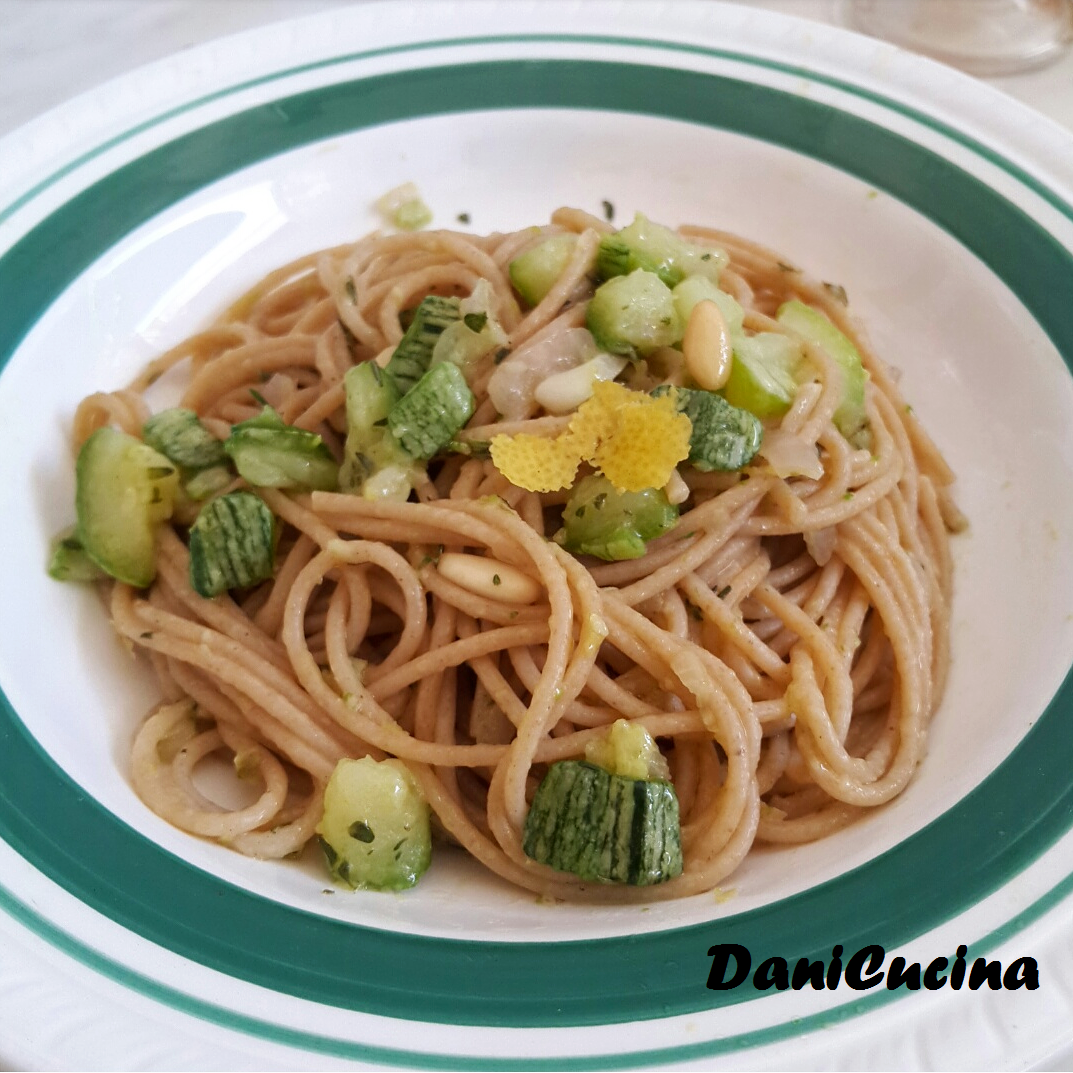 Pasta integrale con zucchine limone timo e pinoli tostati