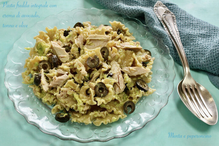 Pasta integrale fredda con crema di avocado, tonno e olive
