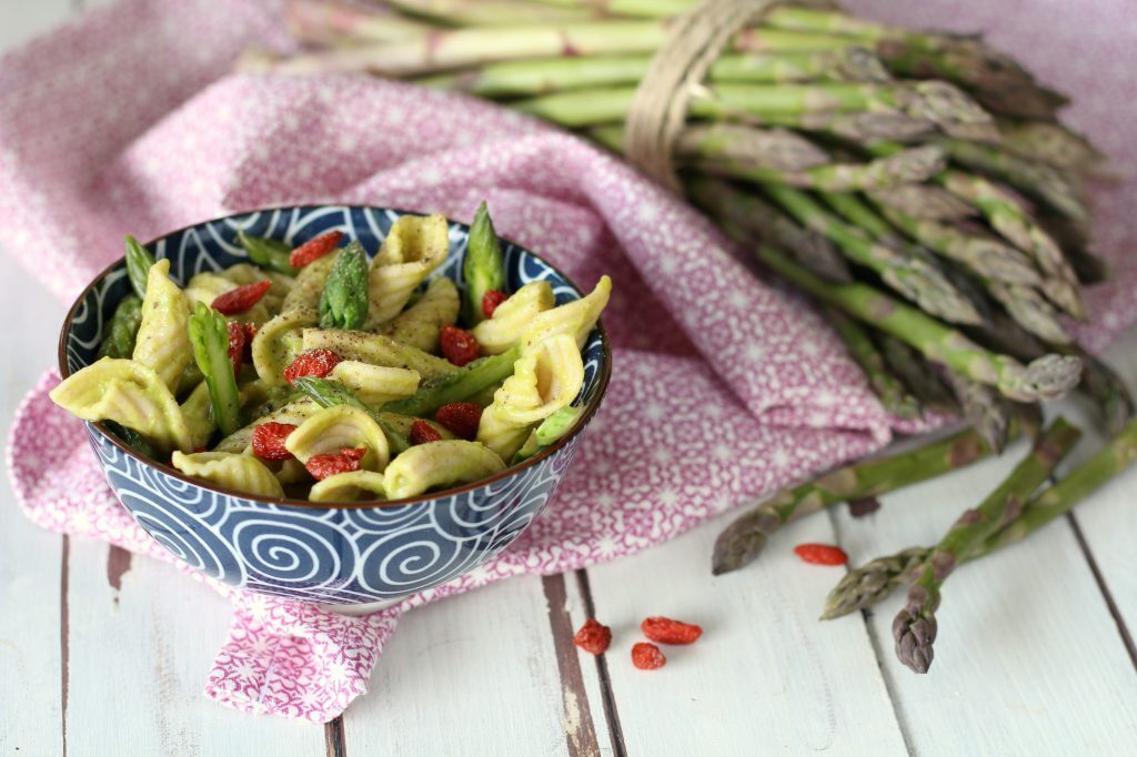 Pasta khorasan con asparagi e bacche di goji