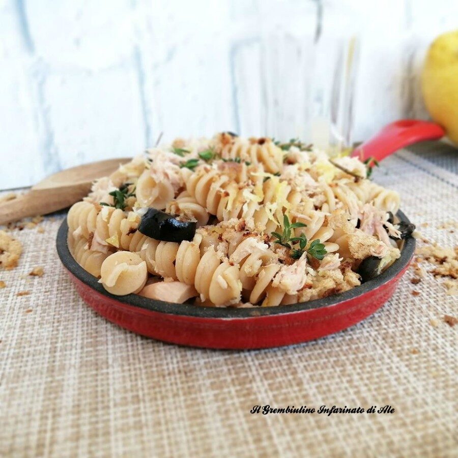 Pasta limone, tonno e pane integrale tostato