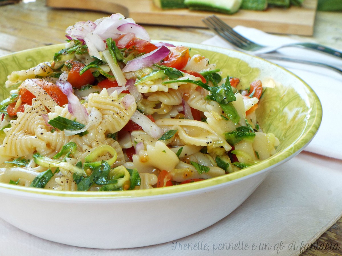 Pasta mista alla crudaiola pomodoro zucchine e rucola