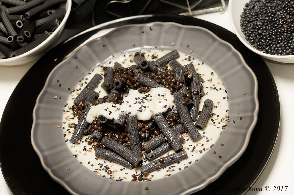 Pasta nero su bianco