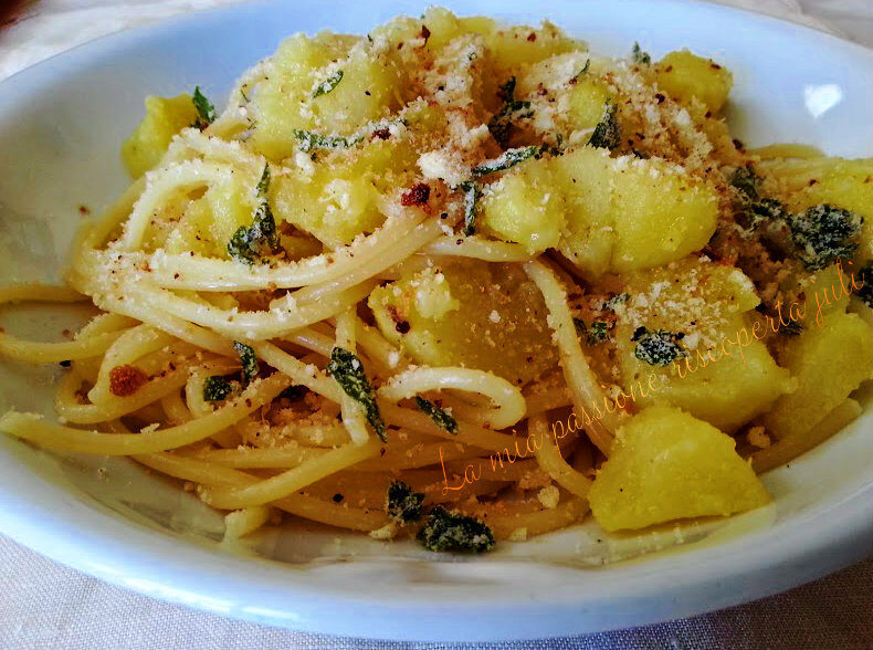 Pasta patate e mollica e parmigiano aglio prezzemolo olioexstravergine
