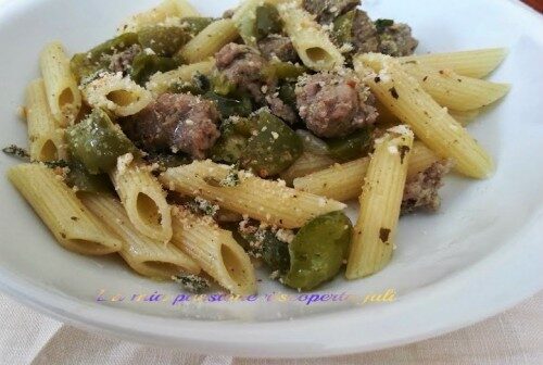 Pasta penne rigate e salciccia e peperoni mollica e pecorino.