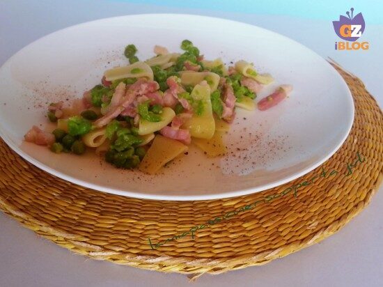 Pasta piselli e pancetta cipolla olio di oliva pasta maltagliati