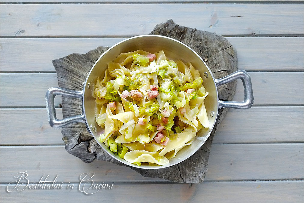 Pasta porri, pancetta affumicata e taleggio