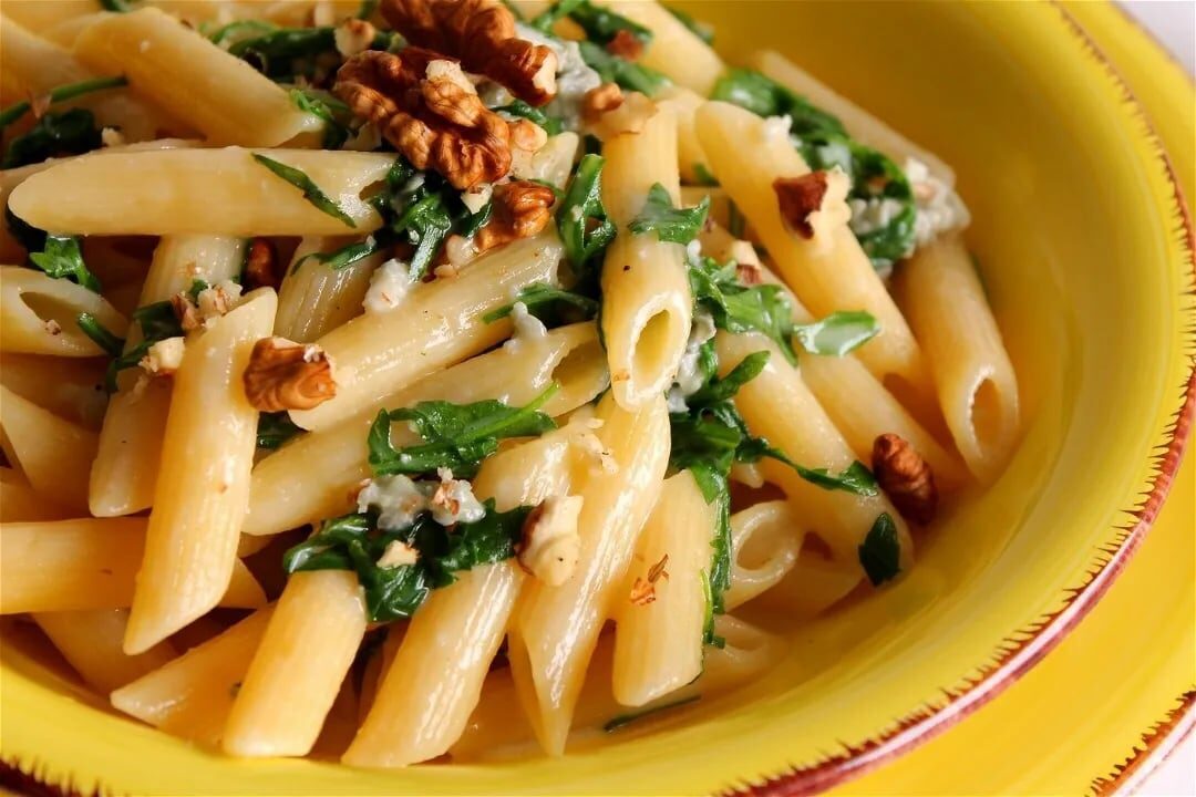 Pasta Primavera con Pesto di Rucola e Noci: Ricetta Veloce e Saporita