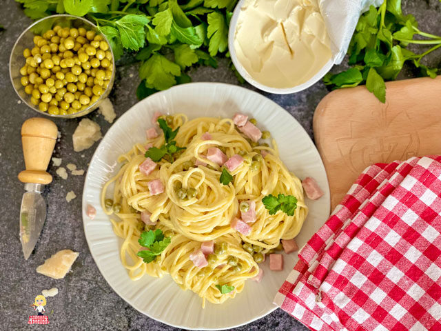Pasta prosciutto e piselli senza panna