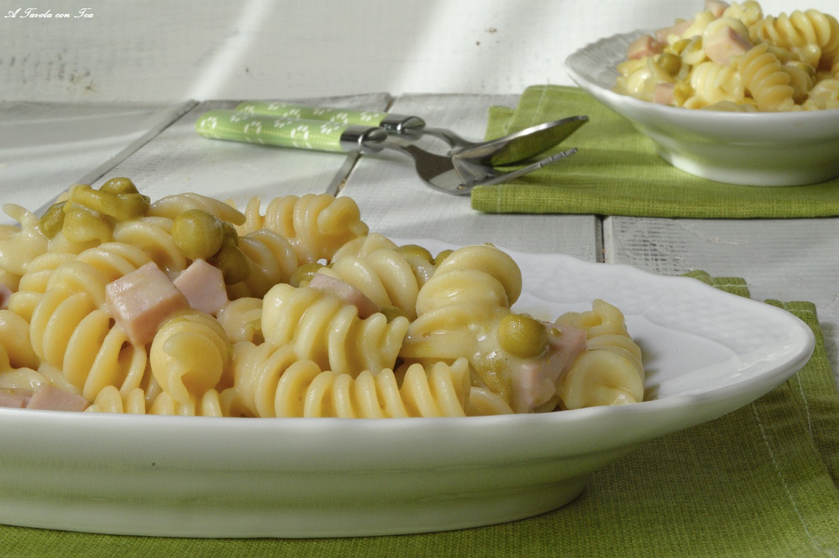 Pasta prosciutto e piselli velocissima e cremosa