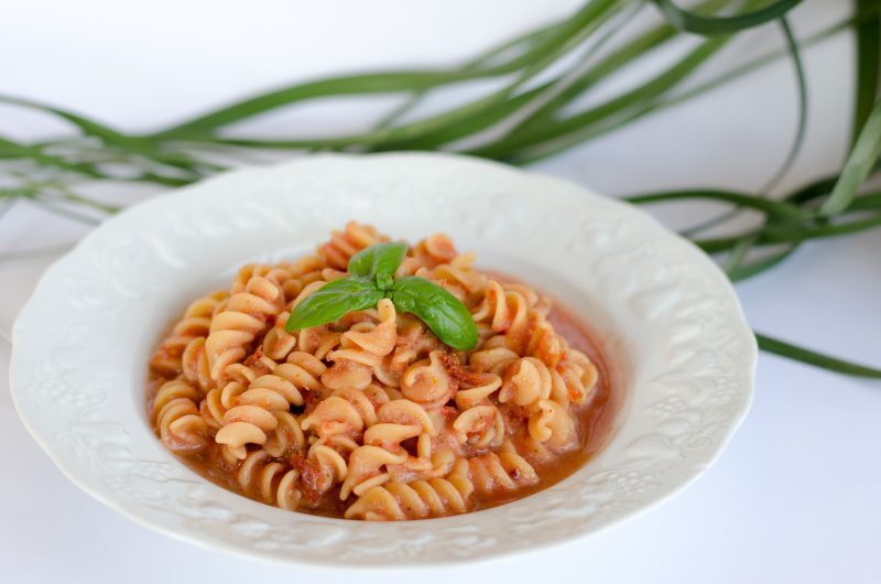 Pasta proteica con sugo crudista al pomodoro