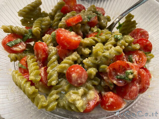 Pasta proteica risottata con pesto di mandorle, pomodorini e basilico