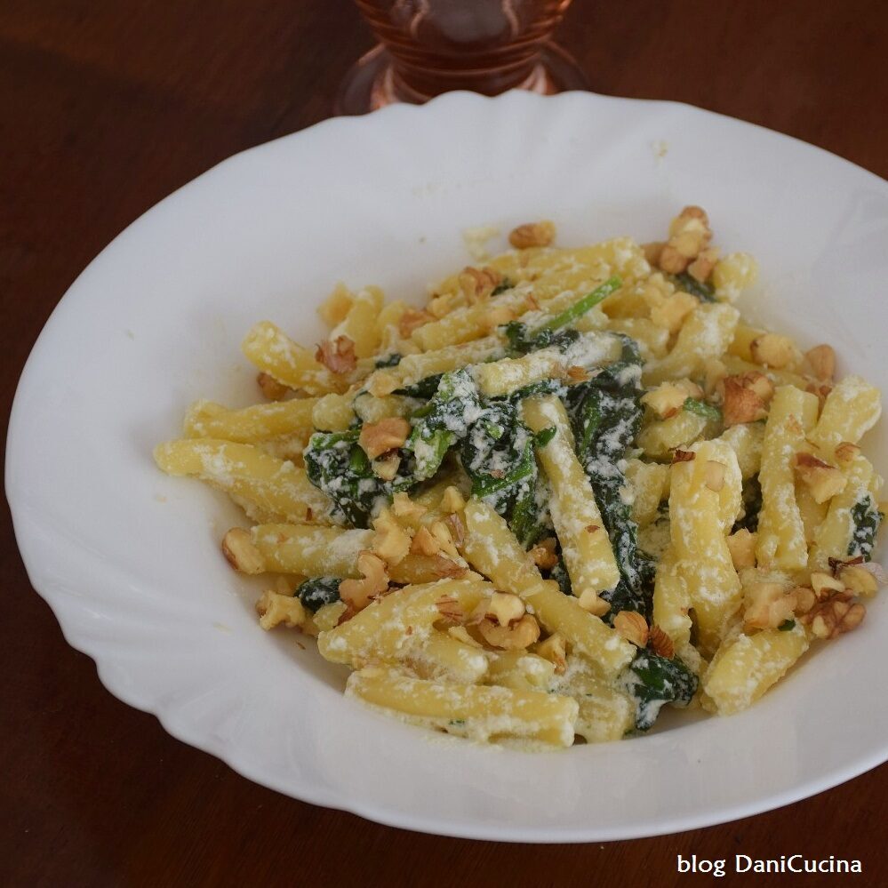 Pasta ricotta rucola e noci, facile e cremosa