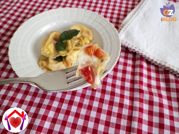 Pasta ripiena con feta e pomodoro