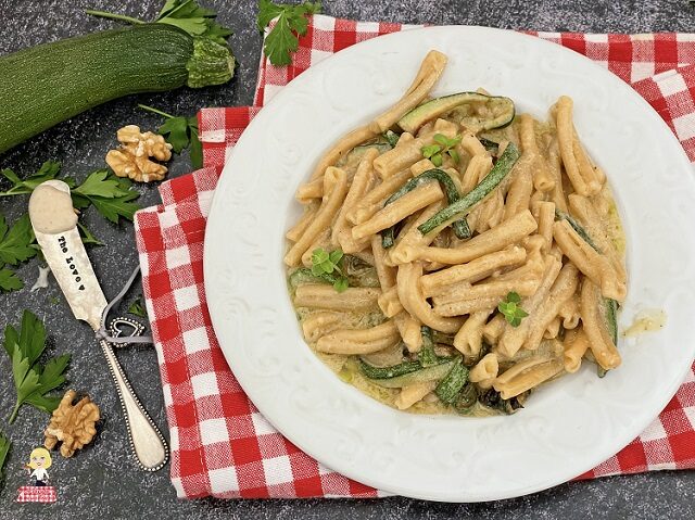 Pasta salsa di noci e zucchine