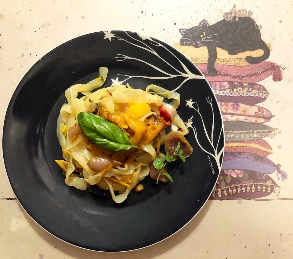 Pasta shirataki peperoni arrosto e curry