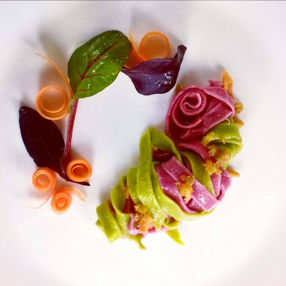 Pasta tagliatelle verdi e rosa   senza uova condite con ragù di lenticchie e quinoa