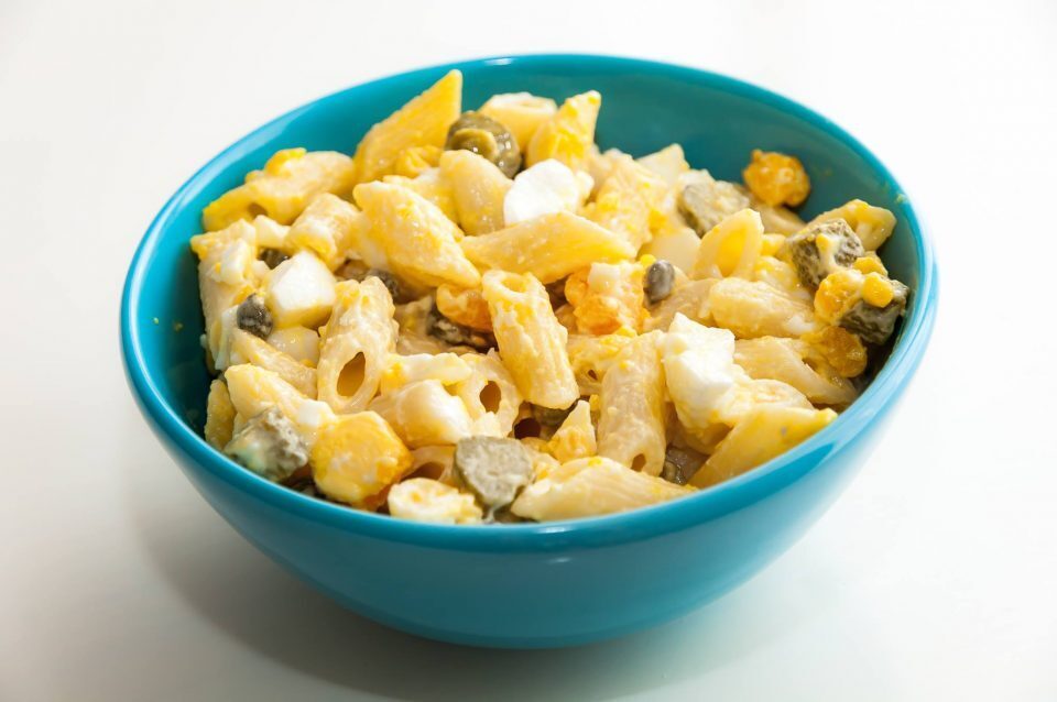 Pasta tonnata con uova, cetriolini, tonno e maionese