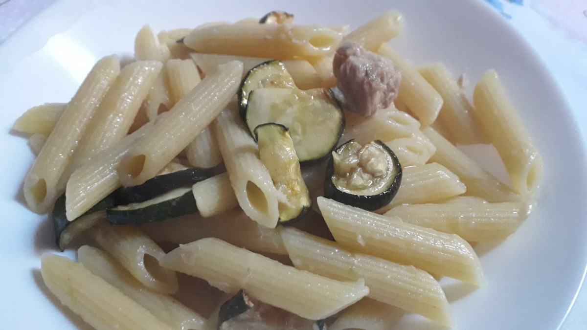 Pasta tonno, zucchine e limone. ricetta estiva