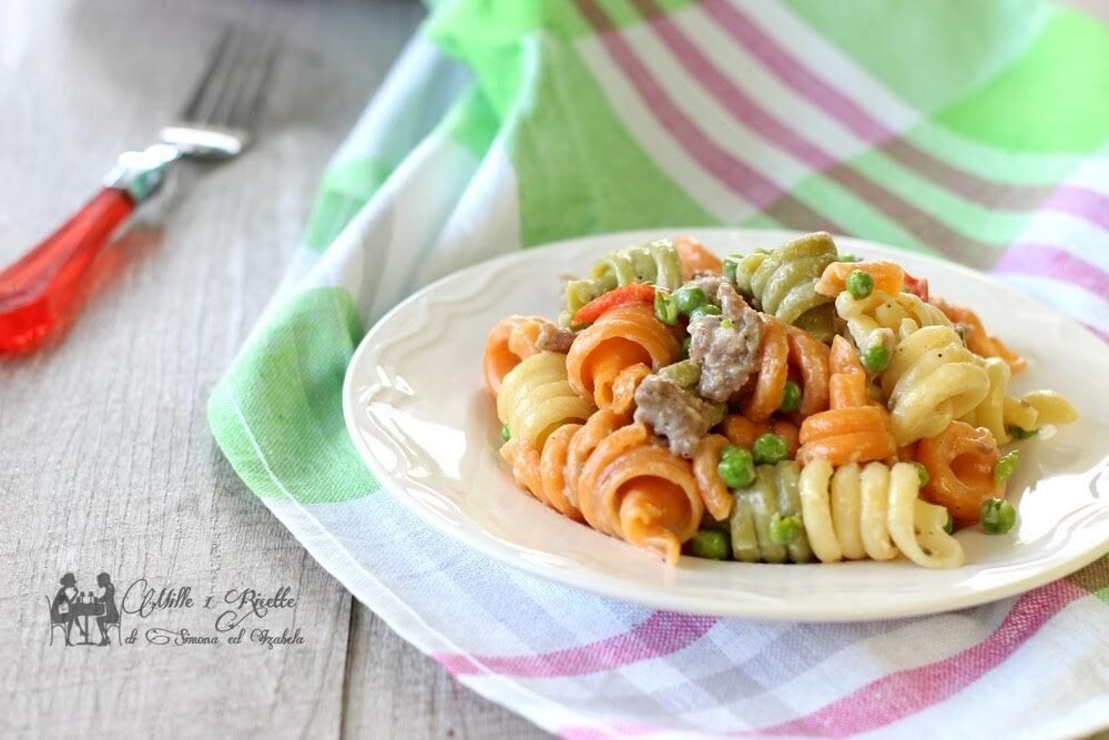 Pasta tricolore mantecata con salsiccia e piselli
