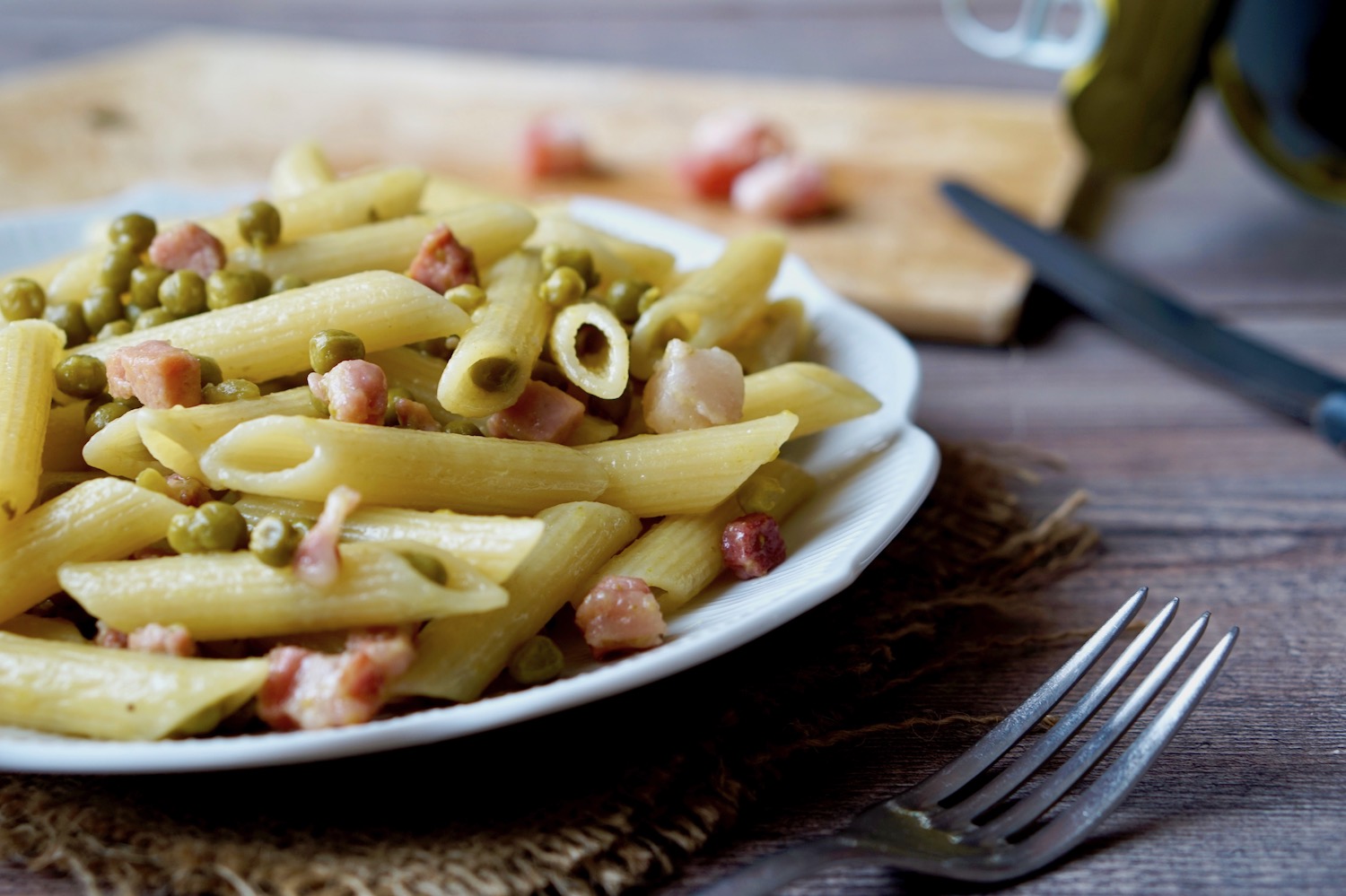 Pasta veloce con pancetta e piselli