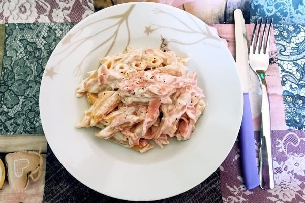 Pasta veloce con panna e salumi