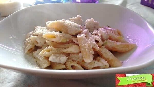 Pasta veloce con robiola, salsiccia e speck