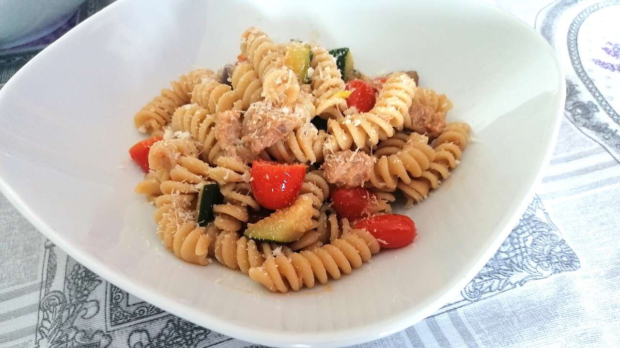 Pasta veloce con tonno, pomodorini e zucchine
