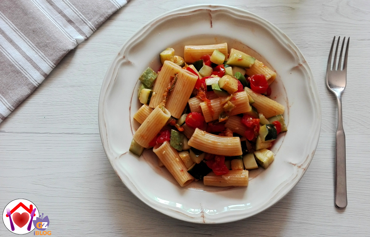 Pasta veloce con zucchine e pomodorini