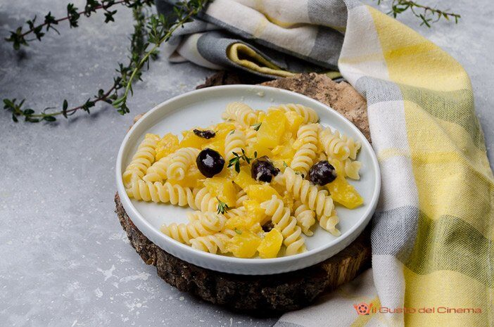 Pasta zucca feta e olive nere