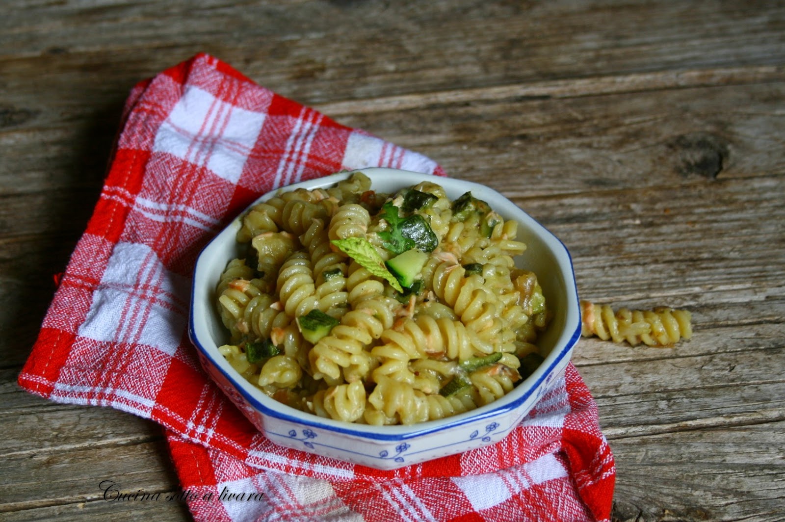 Pasta zucchine , salmone al pepe nero  in tranci affumicato e cipolla bianca