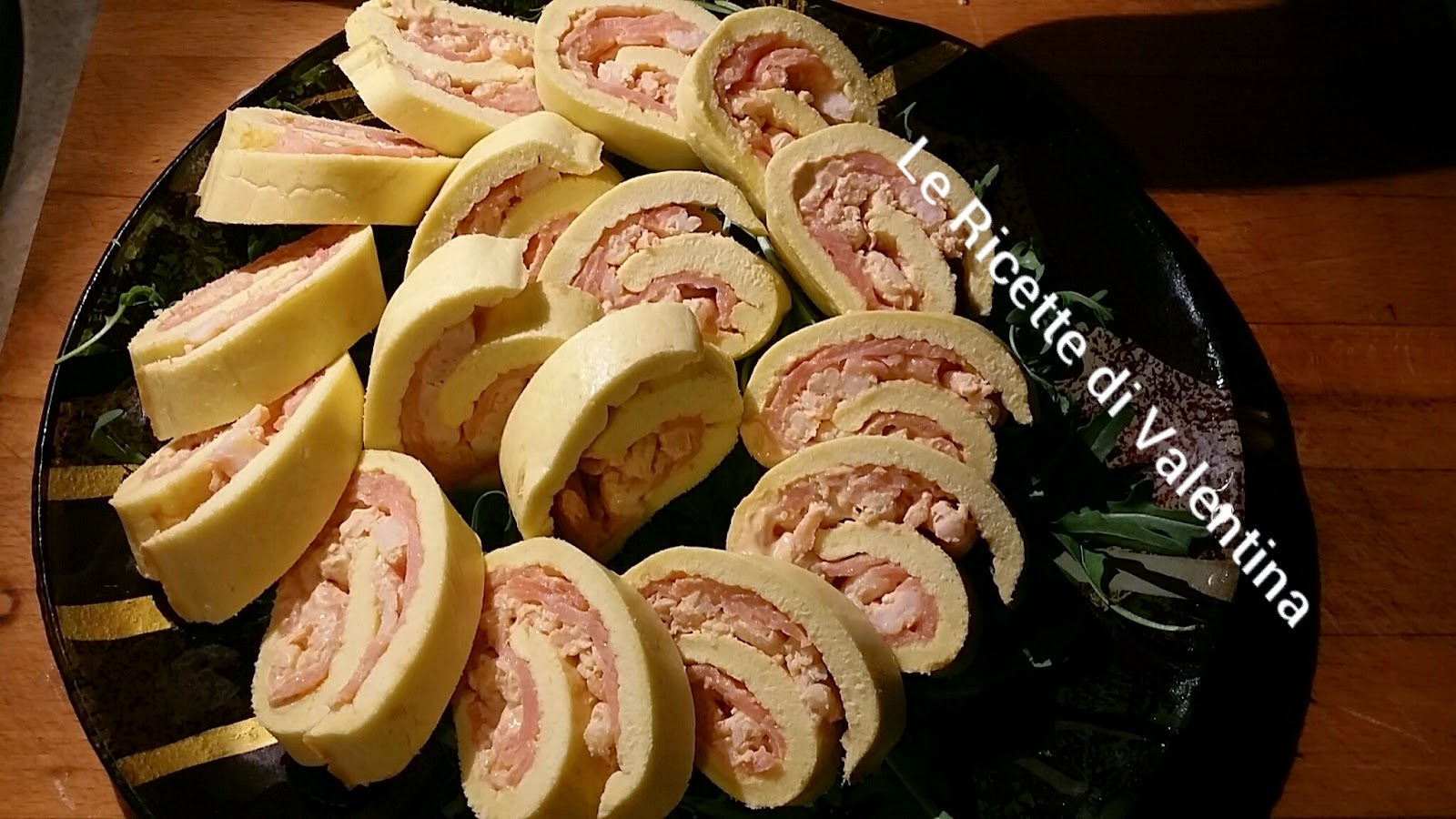 Pasticceria salata # 6: rotolo di pasta biscotto salato con salmone e gamberetti in salsa rosa (ricetta bimby)