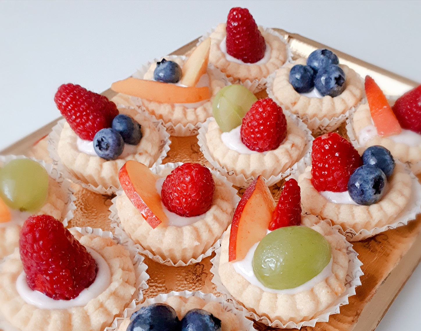 Pasticcini allo yogurt e frutta fresca