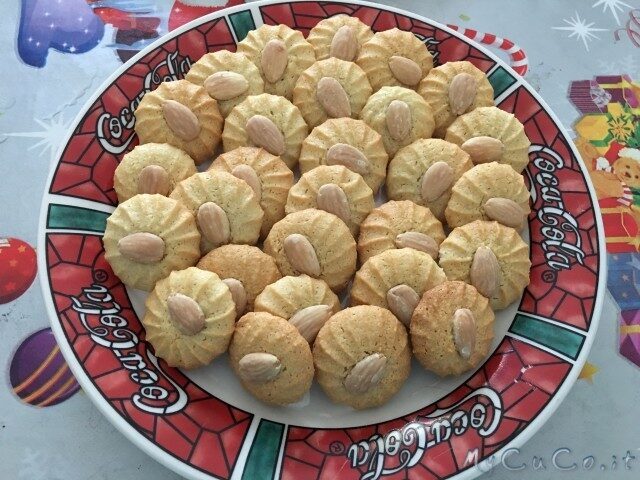 Pasticcini con la pasta di mandorle