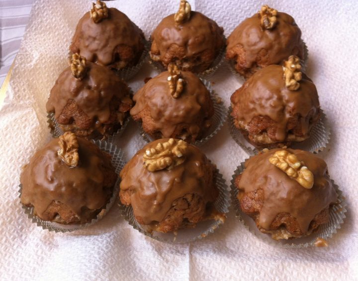 Pasticcini golosi con crema al burro, caffè e noci