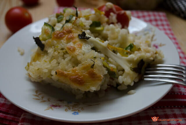 Pasticcio di riso, zucchine e pomodori