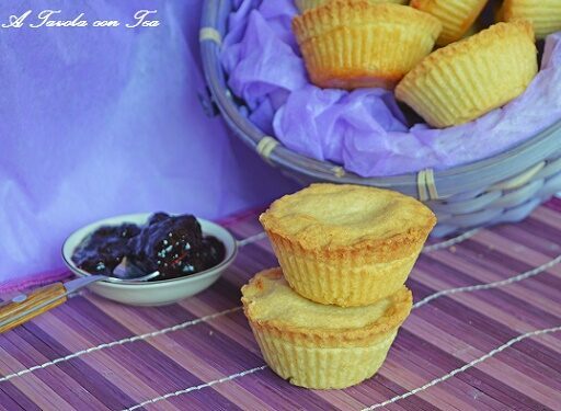Pastine di frolla con cuore di marmellata detti gobeletti