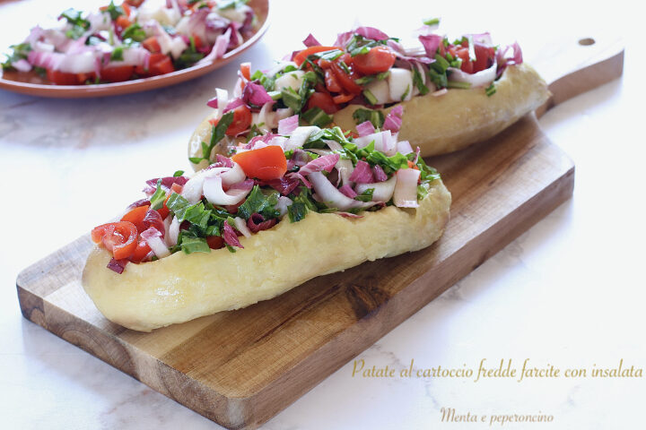 Patate al cartoccio fredde farcite con insalata