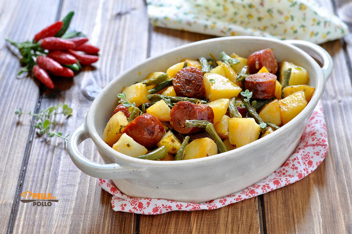 Patate al forno con chorizo e fagiolini