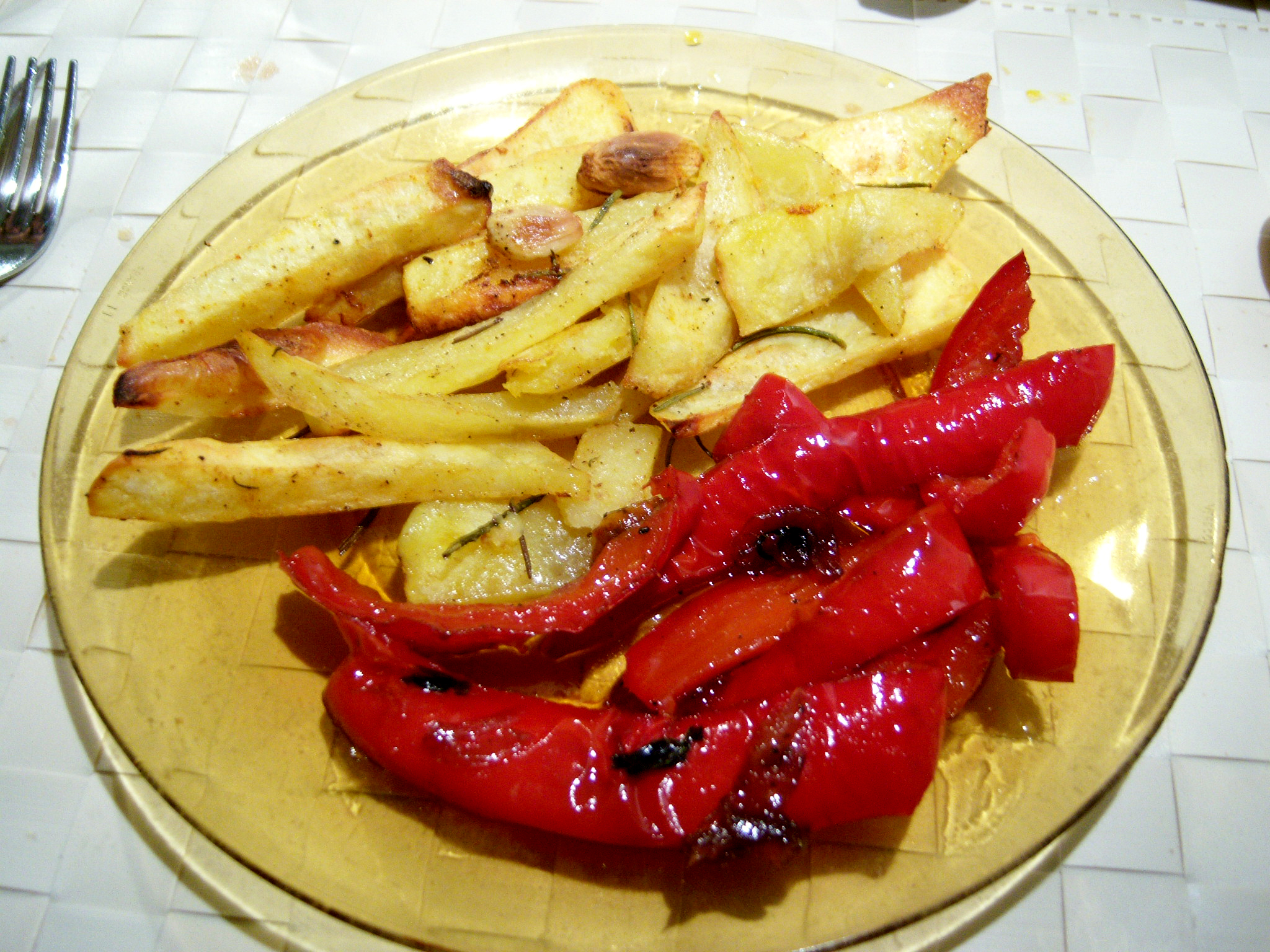 Patate al forno con paprika e peperoni in agrodolce