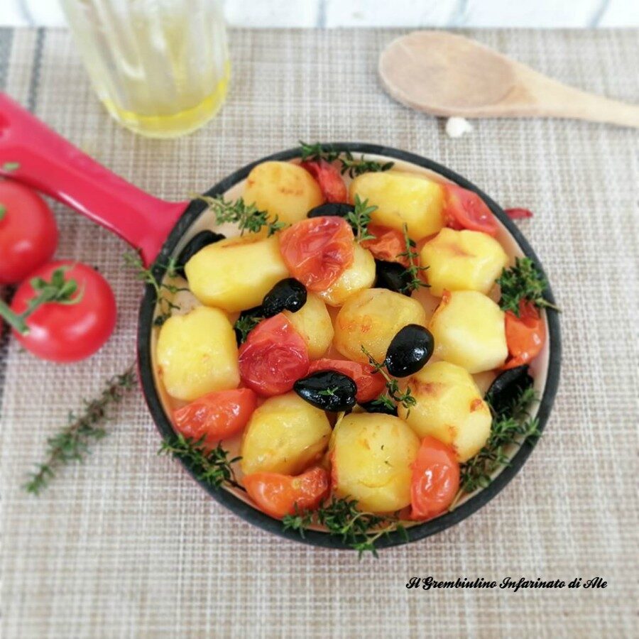 Patate al forno con pomodorini e olive